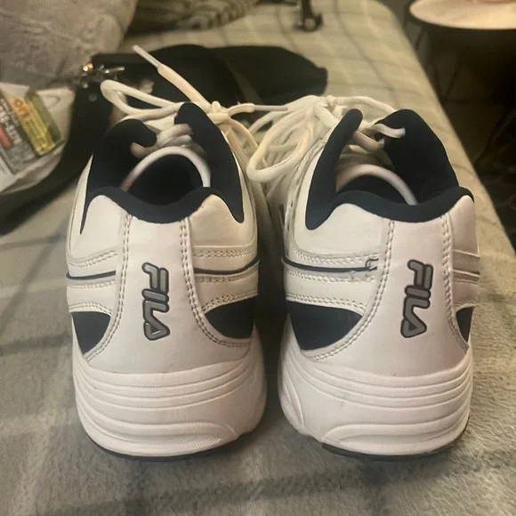 Fila chunky dad shoe style, memory foam! Men and women style